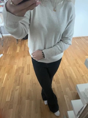 Stickad tröja - Superskön stickad tröja som aldrig kommit till användning, storlek: M❤️ köparen står alltid för frakten, om du har fler frågor så är det bara att skriva❤️