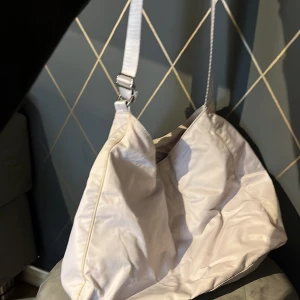 Väska  - OBS!! Skriv om intresse innan ni trycker på köp nu, har samma annonser ute vinted   En använd väska frpn weekday! Säljer lite billigare för den e lite missfärgad och har en fläck! Men super fin om du bara vill ha en väska att använda på kanske utflykter! 