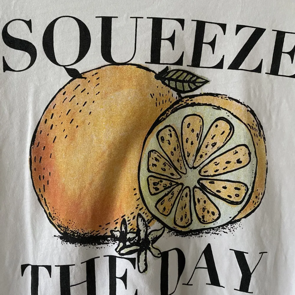 Härlig t-shirt med tryck. Squeeze the day. Fint tryck som kan sätta lite färg på en outfit 🍊. T-shirts.