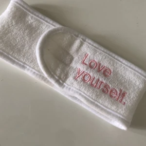 Indy beuty hårband - Love yourself hårband från indybeuty. Använt fåtal gånger och i mycket bra skick. Köpt gör 90kr🤍