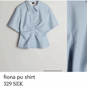 En t-shirt i pu-material - En kortärmad skjorta i en fin ljusblå färg. Väldigt mjuk och skön på insidan. Formar midjan väldigt fint! Använd max 2 gånger.  (Nypris 529) 