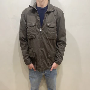 Safarijacka Scott & Co - Hej! Säljer nu min jacka från märket Scott & Co storlek M i fint skick. Modellen på bilden är 180cm lång och väger 80kg. Tveka inte på att höra av dig om du har några frågor eller funderingar kring varan!