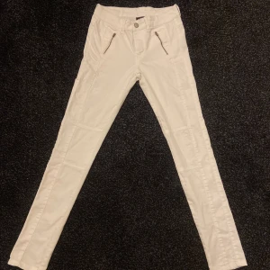 Vita jeans - Vita jeans med snedda fickor som en fin detalj. Slim och nästan aldrig använda. Går att styla riktigt snyggt!