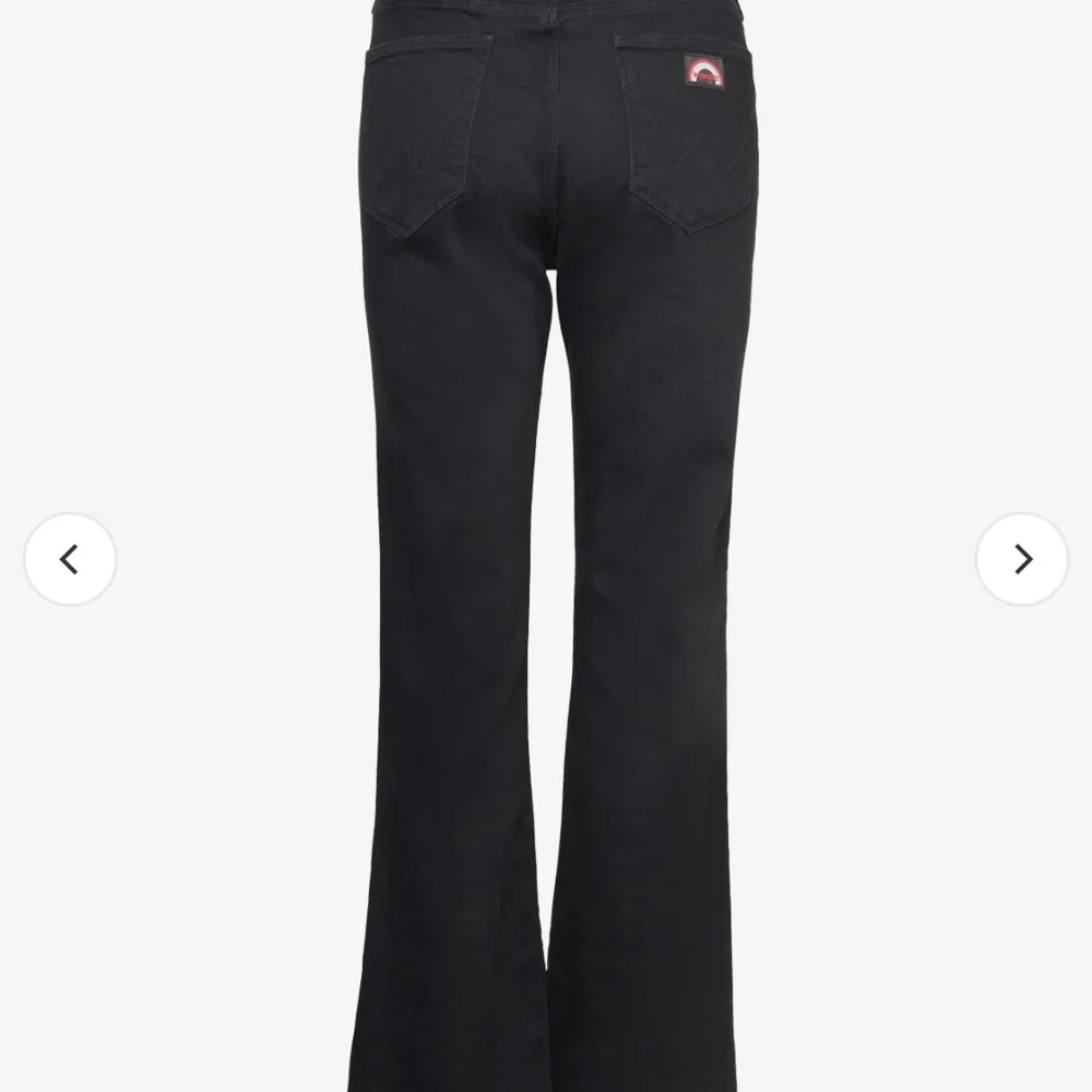 Intressekoll på mina as snygga svarta Wrangler jeans!! Nypris ca 900❤️OBS. Märket på högrafickan tillkommer ej. Jeans & Byxor.