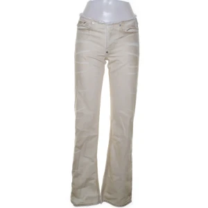 Weekday jeans  - Söljer lågmidjade jeans från weekday som är gula, jättesnygga men tyvärr försmå för mig!!