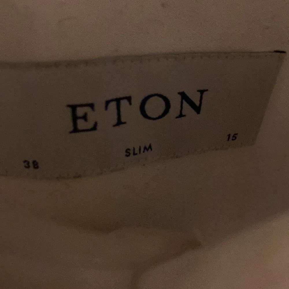 Vit Eton skjorta k storlek 38 slim fit(38=större S) Skick 9/10 inga defekter, i princip som ny. nypris: 1700kr . Skjortor.