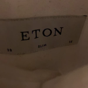 Vit Eton skjorta - Vit Eton skjorta k storlek 38 slim fit(38=större S) Skick 9/10 inga defekter, i princip som ny. nypris: 1700kr 