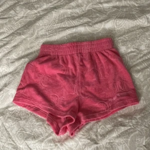 Juicy couture shorts - Sjukt fina shorts som tyvärr är för tighta för mig💕därav aldrig använda