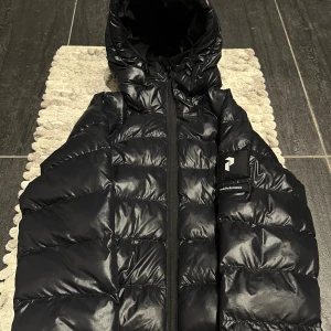 Peak Performance Tomic Jacka Dam  - Snygg glansig jacka från Peak Performance i dam, storlek XS, fint skick 