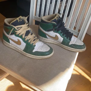 Air Jordan 1 Retro High Og Celtics - Ganska använda men ingenting är sönder. Köptes på 90-talet och har inte använts på lång tid. De tillverkas inte längre. Du får ett par snöre i varje färg. 