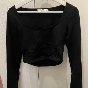 Topp NA-KD  - Kortare topp från nakd med meshtyg i strl s.