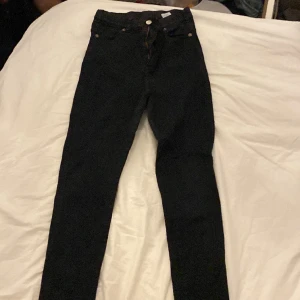 Svarta jeans  - Svarta skinn Jens som är i storlek M men pasar även på s