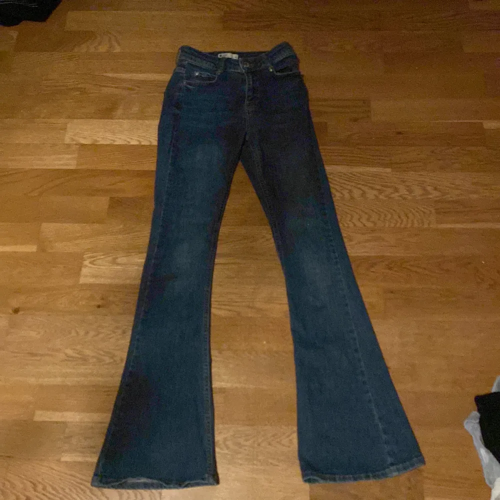 Super fina bootcut jeans, perfekt form har bara testat!           Midja:31    längd: 100      innebenslängd: 73. Jeans & Byxor.
