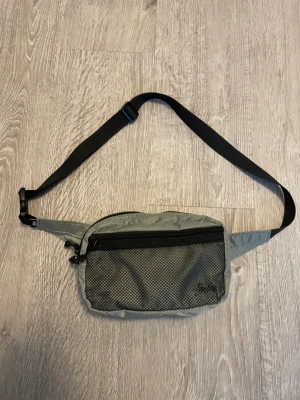 Stussy shoulder/pouch bag - Bra skick färgen grå/silver typ!
