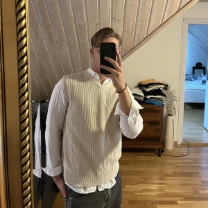 Stickad väst - Beige stickad väst! Storlek: M Pris: 99 kr + frakt Priset är inte hugget i sten, köparen står för frakten!