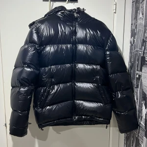 Vinterjacka från Zara - Vinterjacka/dunjacka från Zara. Köpt för 3 veckor sedan. Nypris 1400kr. Storlek medium. Nyskick utan skador. 