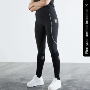 Maya delorez - Svarta maya delorez ridbyxor i storlek S, halvskodda och nypris 800 kr! Har ett litet hål vid en söm som man kan sy ihop så d knappt syns, därav billigt pris! Använda så finns såklart små defekter men inget som stör! Privat för fler bilder🫶🏼