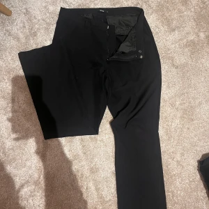kostymbyxor byxor  - svarat kostymbyxor från bikbok. säljer dem för att de blivit lite små och jag ej använder de längre. Bra magisk och jätte fin passform. pris kan självklart diskuteras. bra skick!!! SMÅ I STORLEKARNA!!!!! ❤️🤣😁