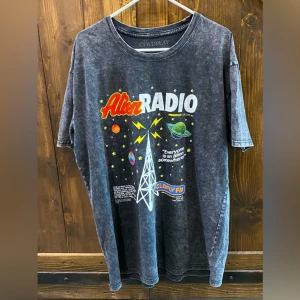 Coldplay T-shirt stl L - Köpt på deras konsert i Göteborg. Använd 1 gång. Köparen står för frakten.