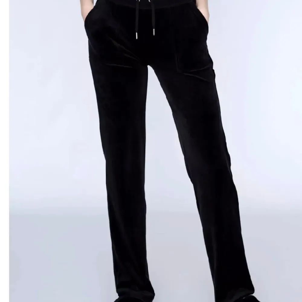 Juicy byxor har haft dem sen förra året och det är inte slitna alls enligt mig är som helt nya. Storlek S . Jeans & Byxor.