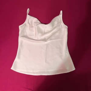 Vit silkestopp - OANVÄND superfin vit silkestopp 💕💕 Finns också i svart!! Köp båda för 80kr!!