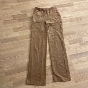 Juicy couture byxor - Jag säljer mina beiga juicy couture byxor i storlek XS då dom tyvär är förstora för mig. Dom är i perfekt skick och nästan aldrig användt.