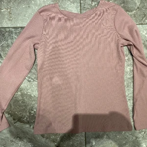 Tröja 146/152  - Oanvänd, som ny tröja från Lindex. Fin elegant lila färg. Superduperfin. Rekommenderar!! Säljer pga stor garderobrensning. Kika gärna på mina andra annonser, säljer mycket. Samfraktar gärna:) 