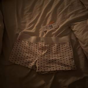 Helt nya lågmidjade pyjamasshorts från Gina, storlek 146/152 med lappen och kvittot kvar. Passar mig som vanligtvis har S/36. Slutsålda i denna storlek 💞 kan posta och mötas i Stockholm 
