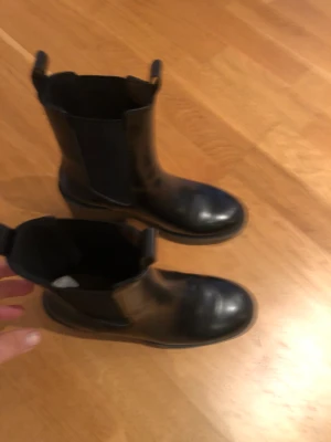 Boots - Helt nya oanvända boots. Klackhöjd 5cm Skafthöjd 22 cm Skaftvidd 10 cm