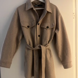 Kappa från zara  - Fin kappa använd fåtal gånger, strl L då jag ville ha den oversized (har oftast S) Inga defekter 
