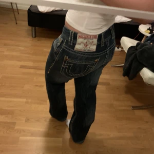 True religion jeans - Superfina trueys i modell rainbow bobby. Passar mig bra som är 169! Kolla gärna in mina andra annonser❤️