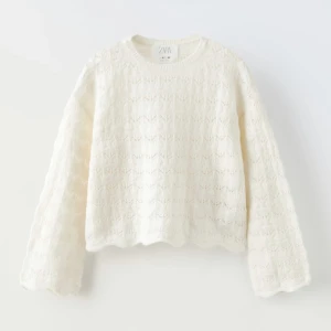 Stickad zara tröja - Säljer denna skit snygga stickad tröja från Zara! Sitter jätte fint på och är lite kroppad. Köpt för nån månad sen och den är helt oanvänd💖