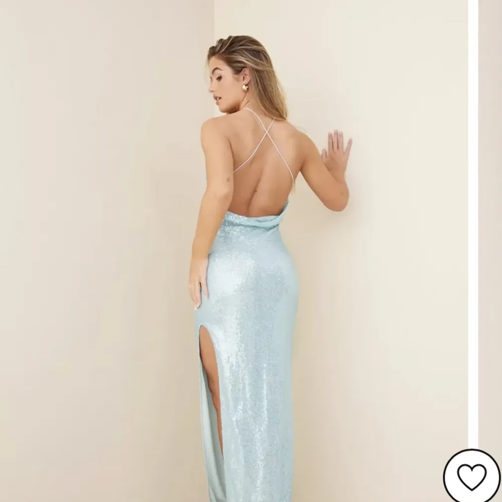Säljer min kompis magiska klänning! Ljusblå glittrig med slits och såå fin i ryggen! Endast använd en gång. Skriv privat för fler bilder! Säljer även en rosa balklänning i profilen!. Klänningar.