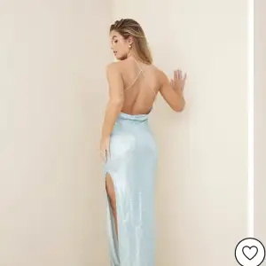 Säljer min kompis magiska klänning! Ljusblå glittrig med slits och såå fin i ryggen! Endast använd en gång. Skriv privat för fler bilder! Säljer även en rosa balklänning i profilen!
