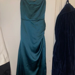 Klänning  - Säljer nu min fina balklänning. En klänning som tyvärr inte komma användas något mer även fast att den är så fin. Väldigt fin grön färg med ett skönt silke material. Man kan använda den till något annat än bal också. Har en fin slits och öppen rygg.
