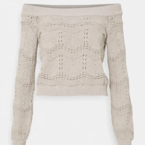 Stickad off shoulder - En jätte fin stickad tröja som är offshoulder. Använd 1 gång. Orginalpris: 279kr(+frakt) säljer för : står under inlägget 