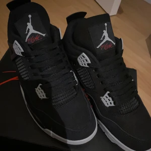 Jordans 4 black canvas  - Hej!  Jag säljer mina jordans 4 black canvas. Skorna är i storlek 42,5. Jag fick skorna i present och dem passade inte riktigt mig, så jag bestämde mig nu i efter hand att sälja vidare dom. 