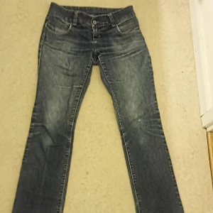 Jeans strl 40 Vero Moda - Fint skick förutom ett litet hål på ena benet se bild. :) 