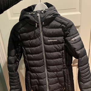 Peak performance skidjacka nypris 2 999. - Helt otrolig skidjacka från peak performance i storlek M. Slut överallt. Som ny. Nypris 2 999.