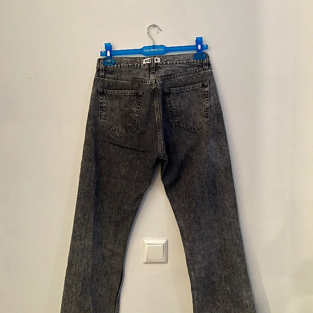 HOPE jeans som inte är använd jätteofta. Dom är upplagd för mig (se bild), jag är 172 cm. Dom är annars i ett mycket bra skick. Nypris på dessa är 1900kr.. Jeans & Byxor.