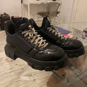 An extremely durable and heavy weight shoe. It has a rubber sole that has great grip in the slippery roads. The shoe has a tractor like rubber pattern that makes it exceptional for hiking.   The shoe works for any weather, perfect for winter  dm for pics!