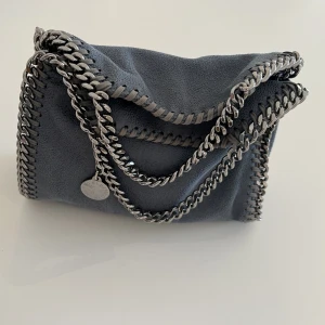 Stella maccartney väska!! - Säljer min flabella tiny väska!! In princip oanvänd!! Så fin färg passsar till det mesta och rymmer mycket💗nypris 8300kr