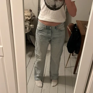 ljusablåa space jeans weekday - snygga ljusblåa jeans från weekday i modellen space. knappt använda 