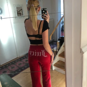 Snygga juicy byxor - Säljer nu mina supersnygga och sköna röda juicy couture byxor till ett bra pris då jag behöver pengar💗jätte fint skick