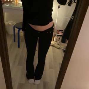 Low waist jeans  - Säljer dessa så snygga jeansen från Nelly. De är lågmidjade och svarta. Några defekter finns längst ner då de är lite för långa för mig, annars är de i jättebra skick. Skriv gärna för fler frågor. 