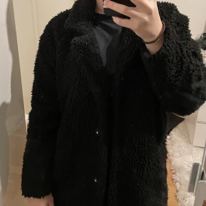 Teddy jacka  - Fin teddy jacka från Only i storlek M, men sitter snarare som en storlek S. Använd ett fåtal gånger. Varm och mysig! 