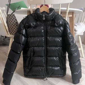 Äkta maya Moncler  - Hej!💕säljer nu min såklart äkta Moncler maya jacka, för 8000kr (org 16000kr, den är i nyskick) 💕har fler äkta bevis om ni kommer privat, storlek 2 som är S/M unisex 2022 modellen❤️