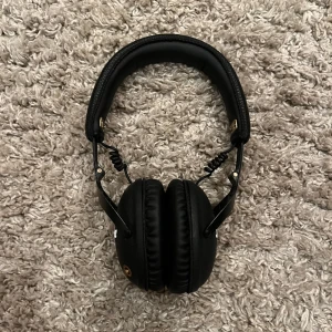 Hörlurar - Marshall monitor 1, knappt använda, medföljer hörlurar och sladd. Sladd kan kopplas till mobil men hörlurarna fungerar även med bluetooth. Nypris 1300. Pris kan sänkas vid snabb affär. Frakt 50kr, kan mötas upp i tc, slussen eller gamla stan.