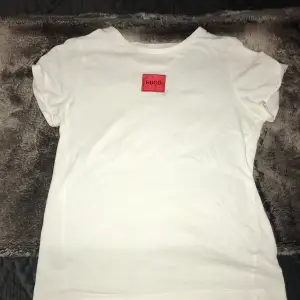 Cool hugo boss t-shirt i strlk S, litet hål på ena ärmen (se sista bild)