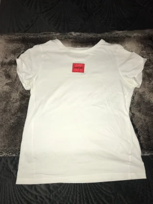 Hugo Boss t-shirt - Cool hugo boss t-shirt i strlk S, litet hål på ena ärmen (se sista bild)